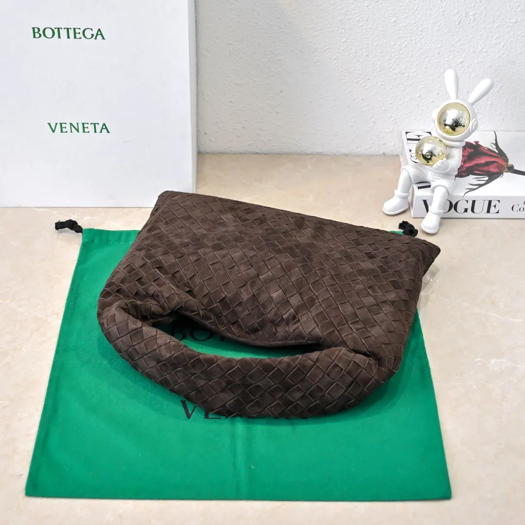 Batch 1860 #Bv new small HOP bag-nubuck leather is here! The bag body and handles are made of a whole piece of woven leather. The bag body is soft and lazy. Hop symbolizes the praise of innovation and eternal craftsmanship [love]. The pyramid silhouette combines practicality and fashion. It is modern and casual. The double-sided closure design of the bag mouth is more convenient and safe! The cowhide texture also makes the bag more wear-resistant and durable. A must-have for fashionable ladies who like minimalism yet comfortable and casual! Size: 41x20.5x7.5, Model: 3966#一